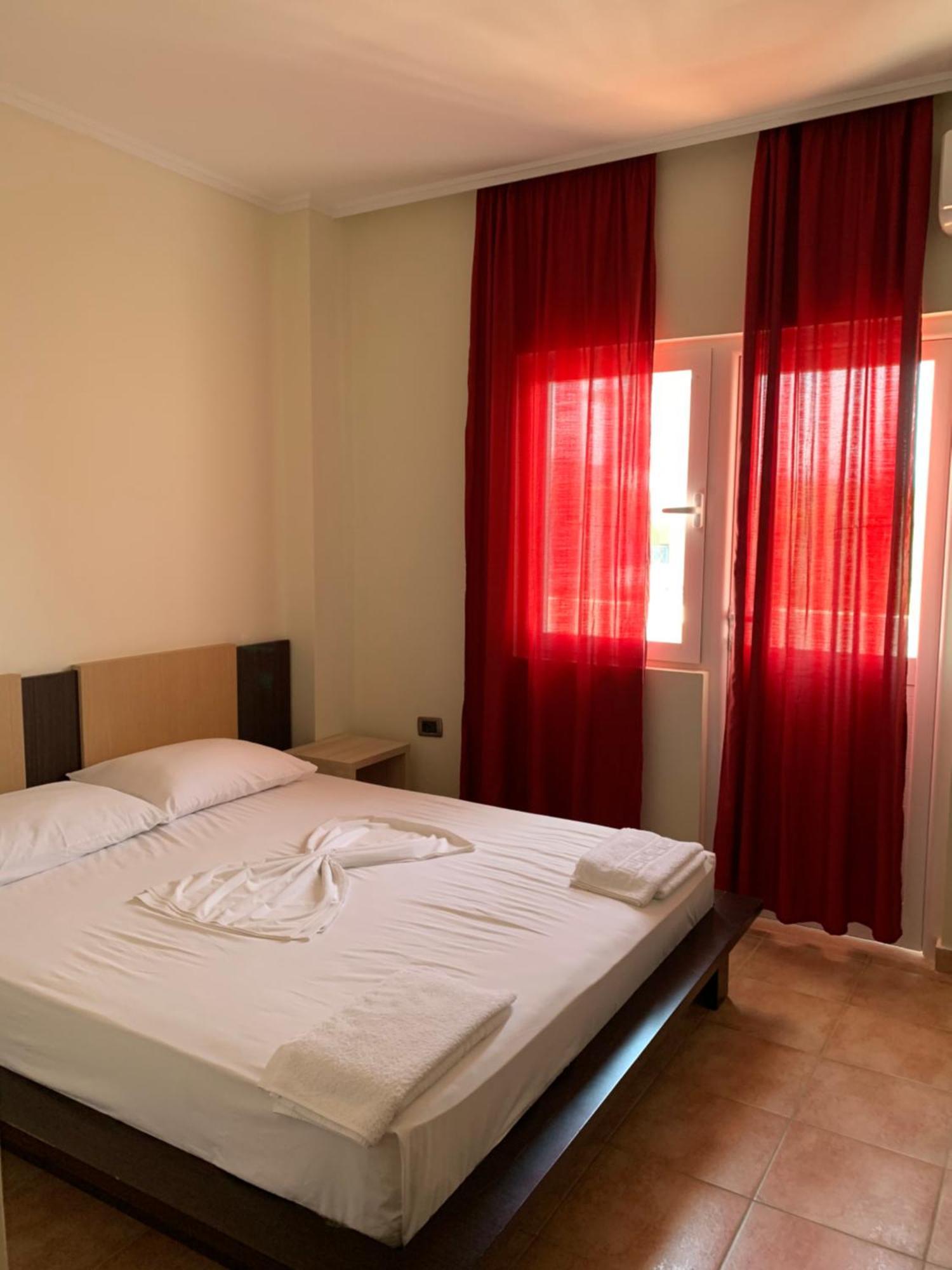 Hotel Dodona Sarandë エクステリア 写真