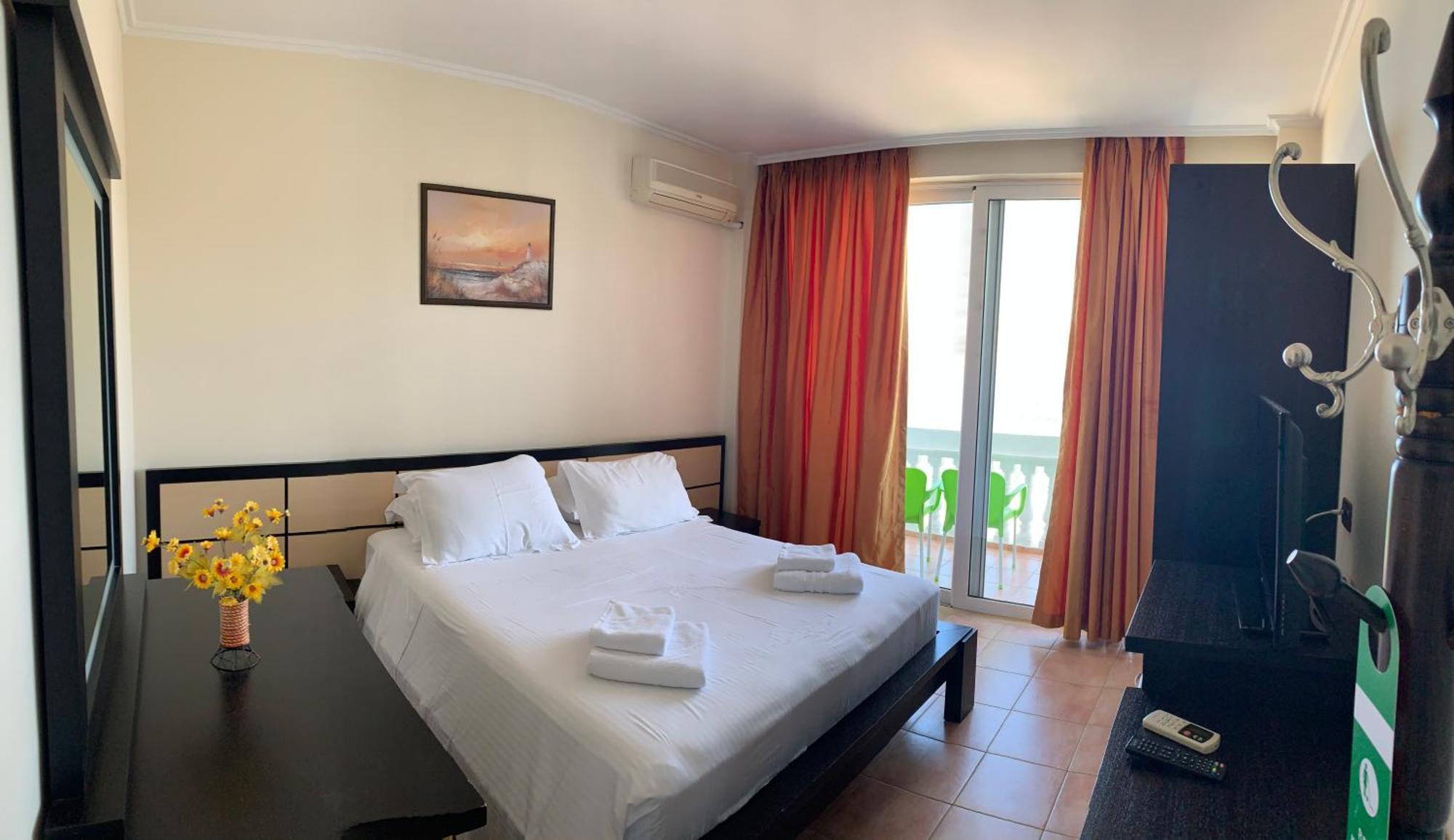 Hotel Dodona Sarandë エクステリア 写真