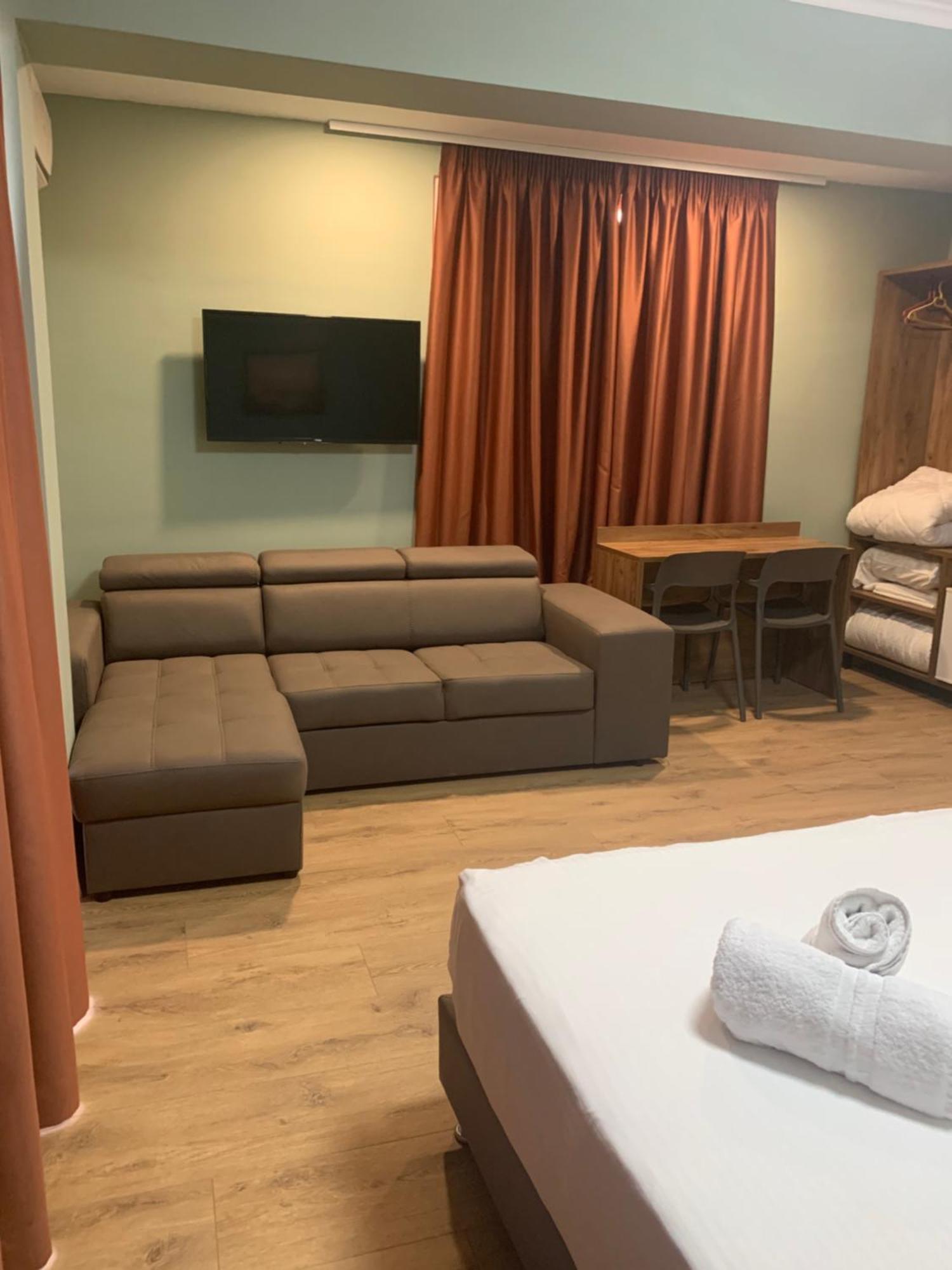 Hotel Dodona Sarandë エクステリア 写真