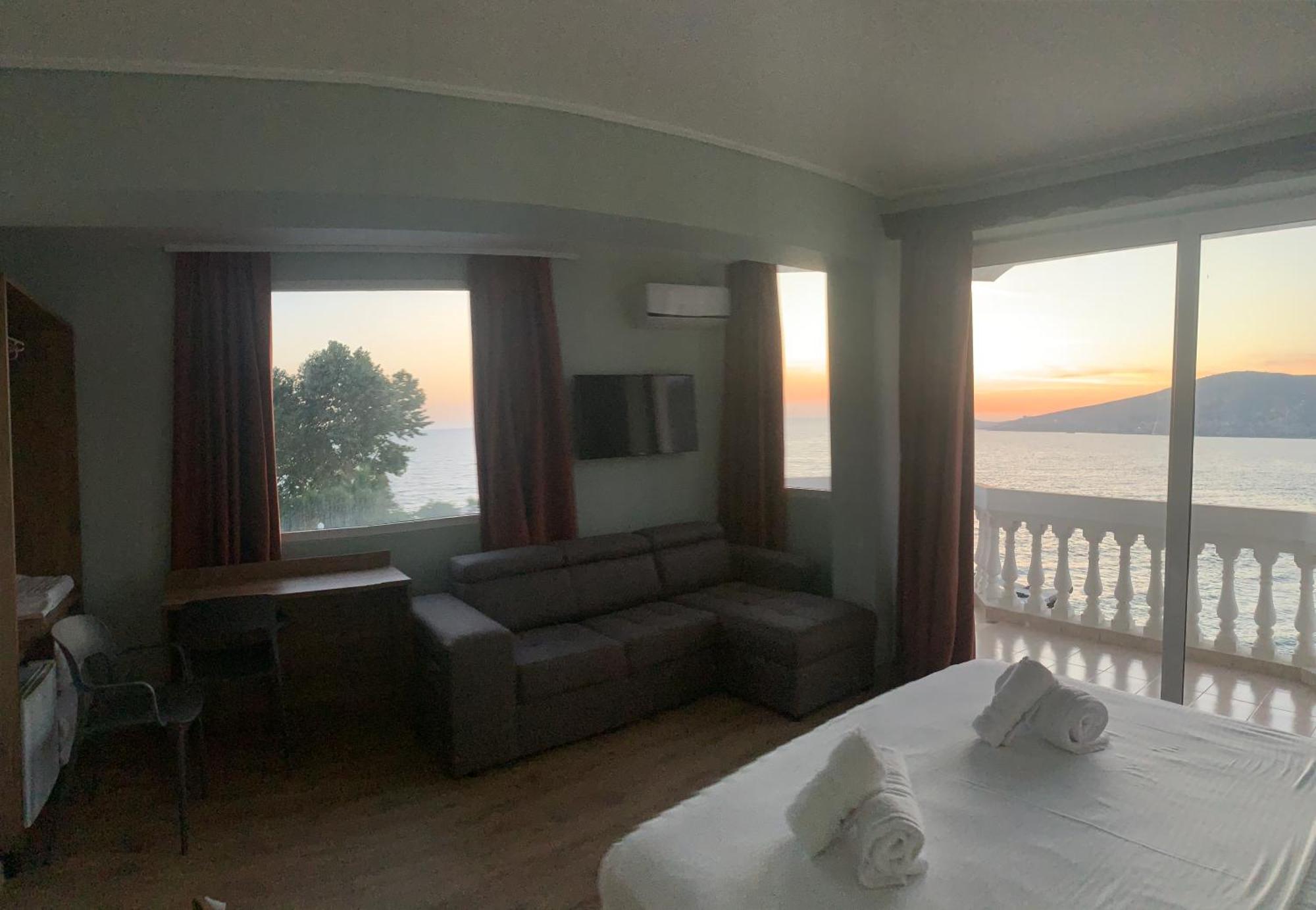 Hotel Dodona Sarandë エクステリア 写真