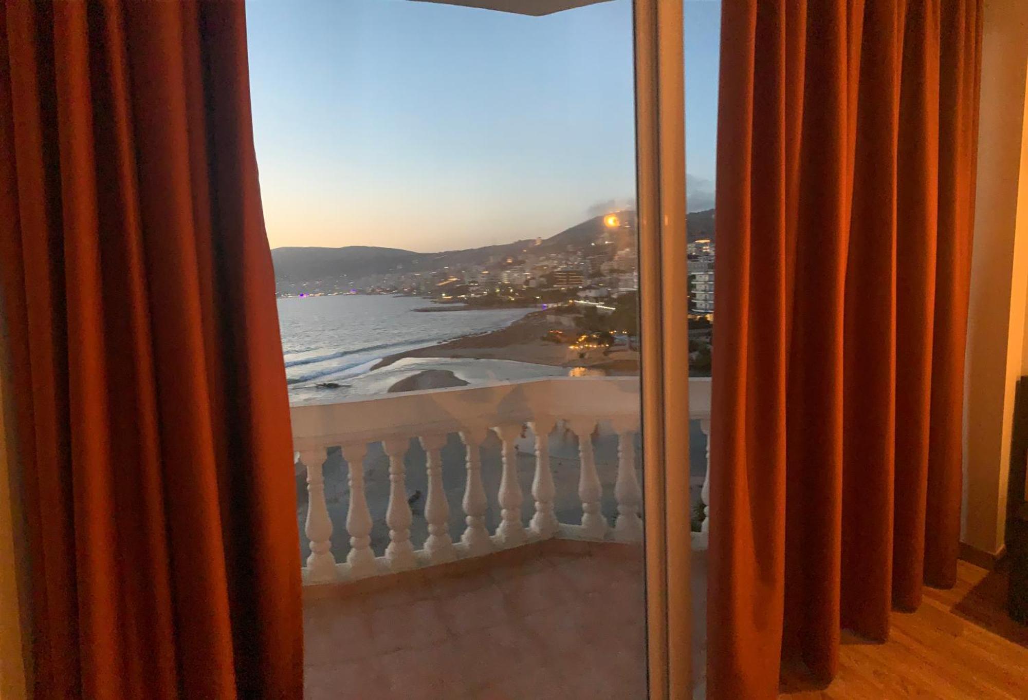 Hotel Dodona Sarandë エクステリア 写真